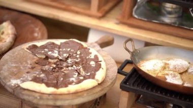 Sheolade 'li pizza. Otel büfesinde güzel bir masa. Yemek servisi her şeyi kapsar..