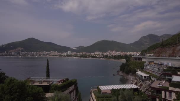 Вид на Будву з кімнати в готелі "Дуклі" (Чорногорія). — стокове відео