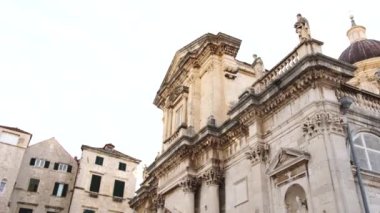 Eski Dubrovnik Dubrovnik kentinde Meryem Ana 'nın Hükmü Katedrali' nin önünde. Büyük kubbeli bir kilise..