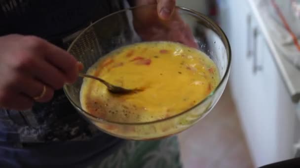 The chefs hands mix the egg omelette with the tomatoes in the plate. — Stock Video