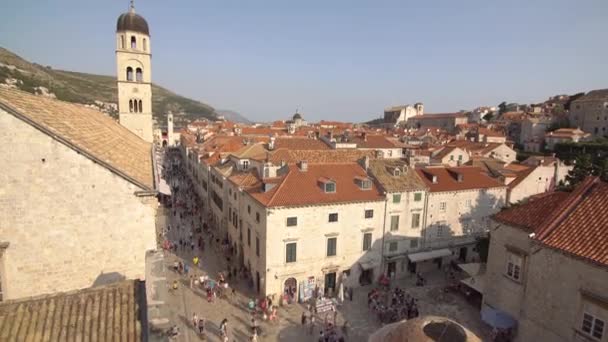 Dubrovnik, Horvátország - 2016. május 04.: Stradun főutca tele turistákkal a Szent Megváltó templom és a dubrovniki Onofrio szökőkút közelében — Stock videók