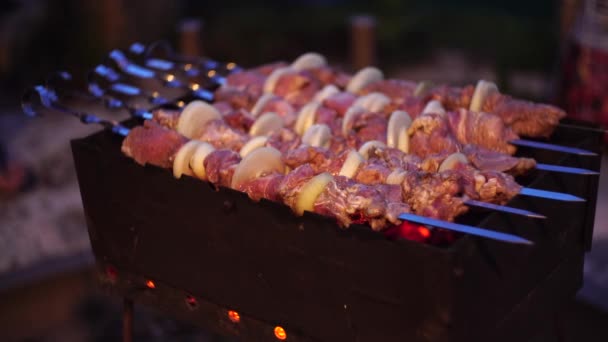 Grillad kebab matlagning på metallspett - grill. Rostat kött tillagat på grill med rök. Närbild BBQ färskt fläskkött kotletter. Traditionell östlig maträtt, shish kebab. — Stockvideo
