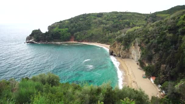 Playa Mogren cerca del casco antiguo de Budva, en Montenegro. Una playa desierta de arena paradisíaca con agua azul y olas azules. vista desde la montaña — Vídeo de stock