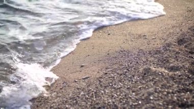 Kumsalda küçük deniz dalgaları.