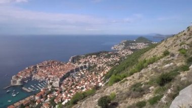 Şehrin yukarısındaki dağdaki gözlem güvertesinden eski Dubrovnik şehrinin hava manzarası. Filmin yeri. Şehrin manzarası Kraliyet Limanı 'na dayanır..