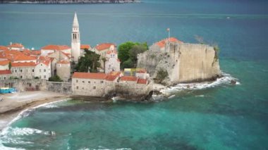Eski Budva kasabası, mavi deniz ve dağlar..
