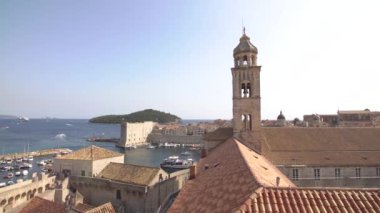 Modern Dubrovnik, Hırvatistan 'daki Dominik manastırının arka planındaki çan kulesi.
