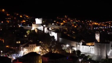 Geceleri Hırvatistan 'ın eski Dubrovnik kasabası. Duvarların ve şehirlerin gece aydınlığı.