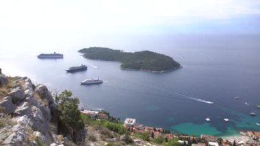 Lokrum, Hırvatistan 'ın Dubrovnik kenti yakınlarındaki Adriyatik Denizi' nde küçük bir ada. Adanın yakınında demirlemiş küçük bir yolcu gemisi. Dubrovnik 'in yukarısındaki dağdan gözlem güvertesine bak..