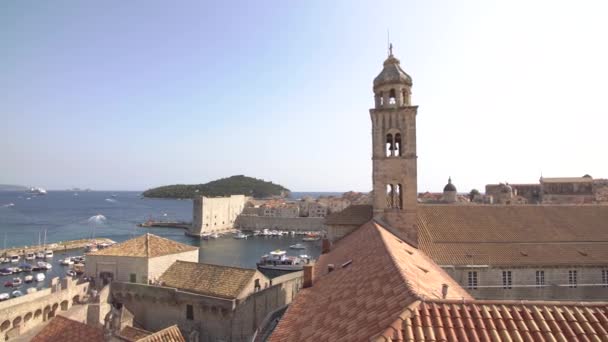 Il campanile del monastero domenicano sullo sfondo della moderna Dubrovnik, Croazia. — Video Stock