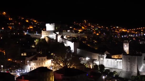 El casco antiguo de Dubrovnik en Croacia por la noche. Iluminación nocturna de muros y ciudades . — Vídeos de Stock