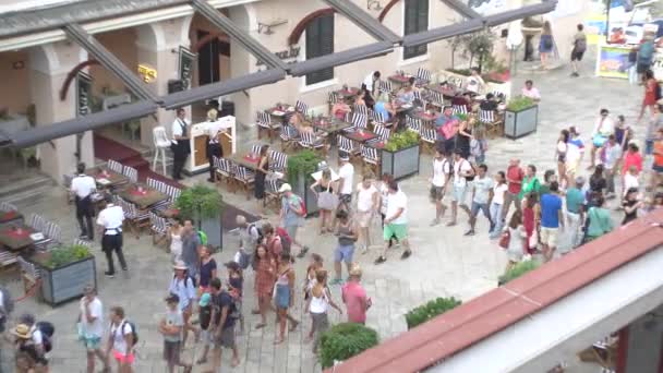 Dubrovník, Chorvatsko - 2. červenec 2019: Davy turistů procházejí starým městem Dubrovník. — Stock video