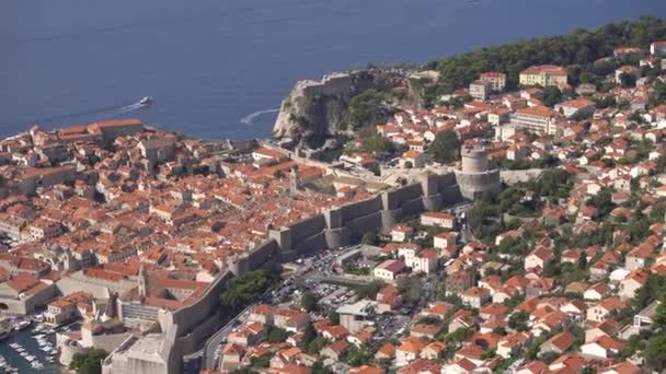 Légi felvétel Dubrovnik óvárosára, a város feletti hegy kilátójáról. Filmes helyszín. A város látképe a királyi kikötőn alapul.. — Stock videók