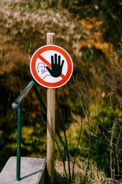 Araba tabelasına izin verilmiyor. Kırmızı çizgili daire, siyah el ve siluet bir adam..