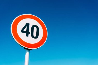 Hız limiti, mavi gökyüzüne karşı saatte 40 kilometre..