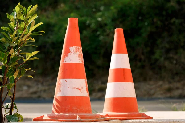 Turuncu trafik konileri asfaltta sıralanmış, yakın plan..