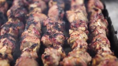 Izgarada şiş kebap hazır. Izgarada barbekü. Çok sulu taze. Mangal kömürü üzerine barbekü ızgarası hazırlayan salamura şiş kebap. Shashlyk şiş eti aslında kuzudan yapılmıştır..