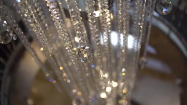 Soyut kristal avize kolye ya da kristal yüzlü toplar siyah arka plan. Şenlik, Noel ya da iç mimari.