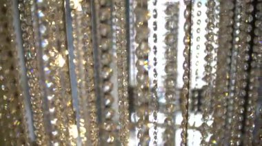 Parlak kristal avize kolyeli göz kamaştırıcı bir arka plan.