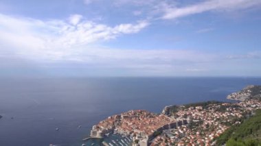 Şehrin yukarısındaki dağdaki gözlem güvertesinden eski Dubrovnik şehrinin hava manzarası. Filmin yeri. Şehrin manzarası Kraliyet Limanı 'na dayanır..