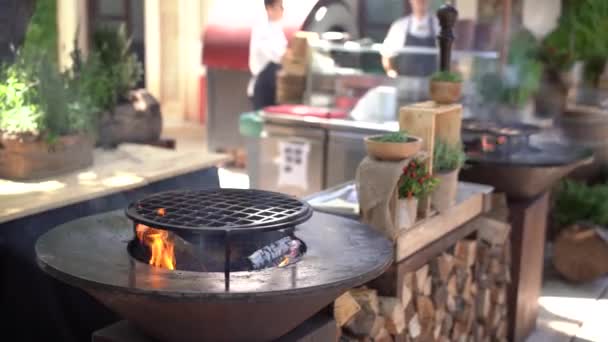 A bowl-shaped grill with a hole in the center for a campfire — Stock Video