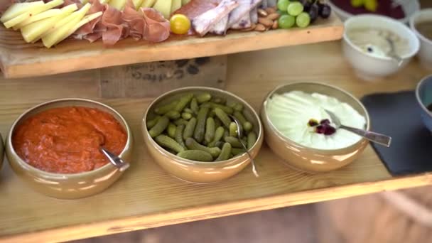 Soßen zu Vorspeisen auf Tellern am Buffettisch. — Stockvideo