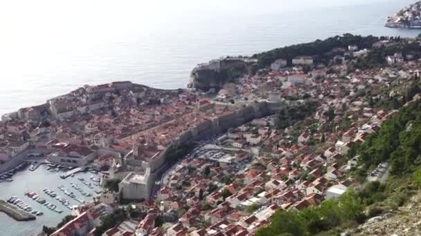 Luftaufnahme der Altstadt von Dubrovnik von der Aussichtsplattform auf dem Berg über der Stadt. Drehort. Der Blick auf die Stadt basiert auf dem Royal Harbor. — Stockvideo