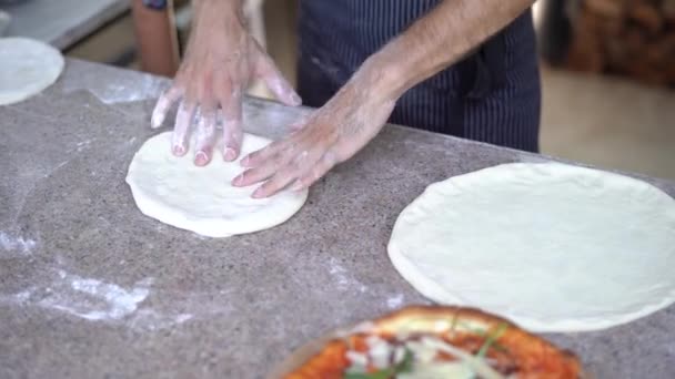 O chef cozinha pizza. Rola a massa com as mãos . — Vídeo de Stock