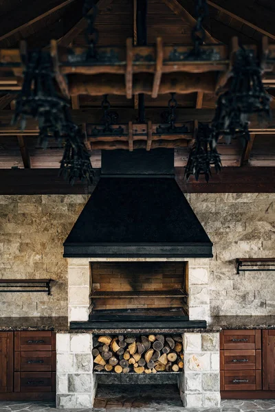Гриль в духовке. Большая гриль-печь в помещении, под ней дрова — стоковое фото
