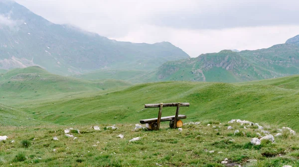 Dřevěná lavička v horách Černé Hory v národním parku Durmitor, průsmyk Sedlo. — Stock fotografie