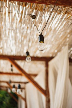 Saman tavanının altında parlak bir çelenk var..