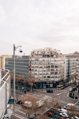 Barcelona şehrinin yukarısındaki bir direkte güvenlik kamerası var..