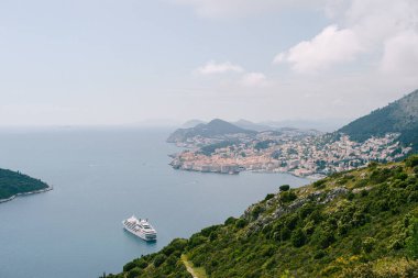 Gemi gemisi eski Dubrovnik şehrinin yakınlarında denize demir attı..