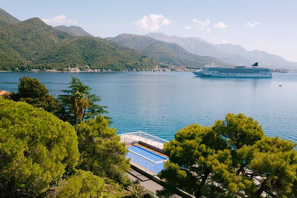 O cruzeiro navega para a Baía de Kotor contra o pano de fundo das montanhas acima da cidade de Tivat, em Montenegro . — Fotografia de Stock