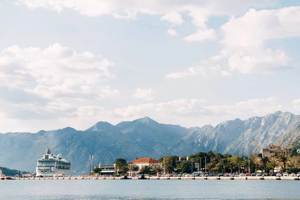 Forro no Golfo de Kotor em Montenegro, contra o pano de fundo de montanhas e céu azul com nuvens . — Fotografia de Stock