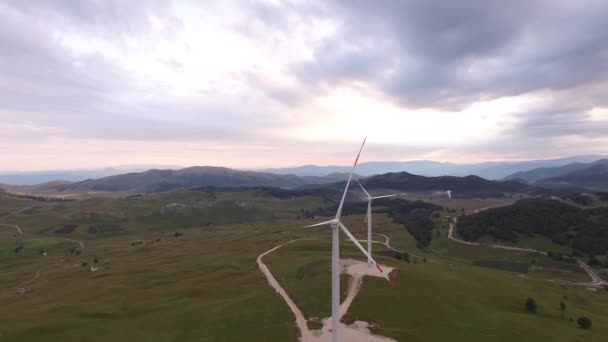Een aantal hoge windturbines op de helene heuvels in Montenegro. Industriële windmolenparken. — Stockvideo
