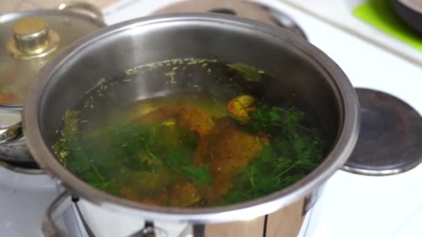 El cangrejo azul se cocina en una cacerola con especias . — Vídeos de Stock