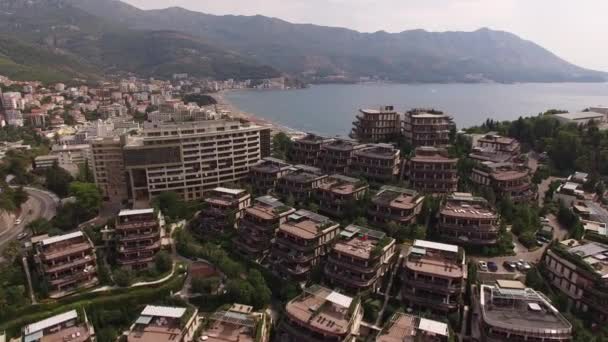 Budva, Montenegro - 07 de junho de 2020: Dukley Gardens complex in Budva, Montenegro. Drone aéreo disparado . — Vídeo de Stock