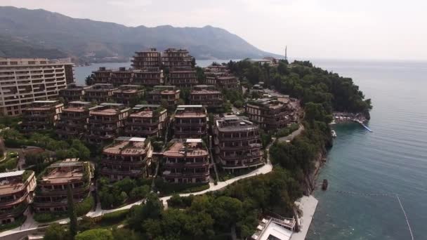 Budva, Montenegro - 07 de junho de 2020: Dukley Gardens complex in Budva, Montenegro. Drone aéreo disparado . — Vídeo de Stock