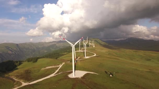 Ogromne turbiny wiatrowe na wzgórzu, na tle epickiego nieba. Elektrownia wiatrowa w północnej Czarnogórze. — Wideo stockowe