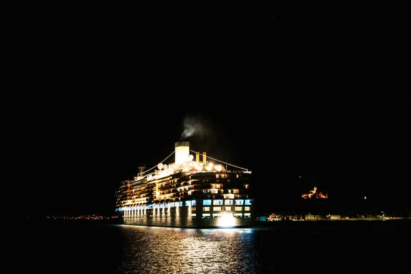 Gece vakti denizde bir yolcu gemisinin yakın çekimi. Geminin gece aydınlatması. — Stok fotoğraf