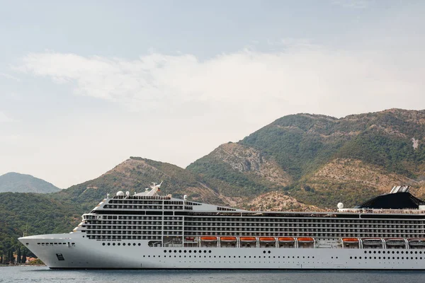 Крупный план большого круизного лайнера в Которском заливе Черногории, на фоне горы. — стоковое фото