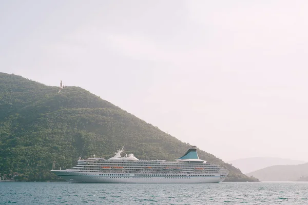 Crucero sobre el telón de fondo de la montaña — Foto de Stock