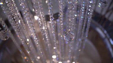 İçerideki kristal nesneler. Avizeler için yuvarlak kristal kolyeler.