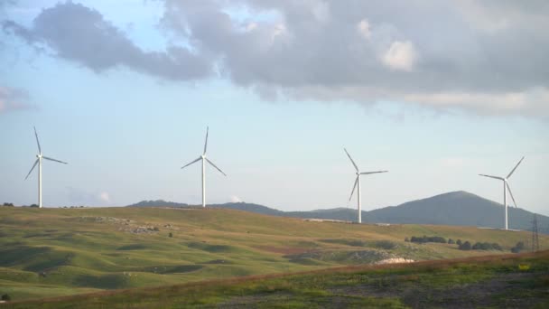 Panorama di molte enormi turbine eoliche sulla linea dell'orizzonte con cielo blu con nuvole. Il concetto di tecnologia verde. Parco eolico industriale nel nord del Montenegro. — Video Stock