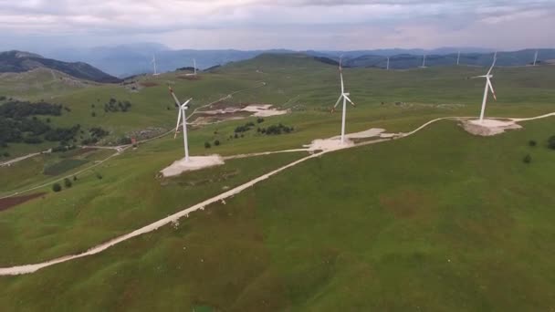 Un certo numero di turbine eoliche in montagna. — Video Stock