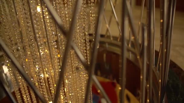 Żyrandol sufitowy w klasycznym stylu vintage z kryształu i szkła z lampami w kształcie świecy. — Wideo stockowe