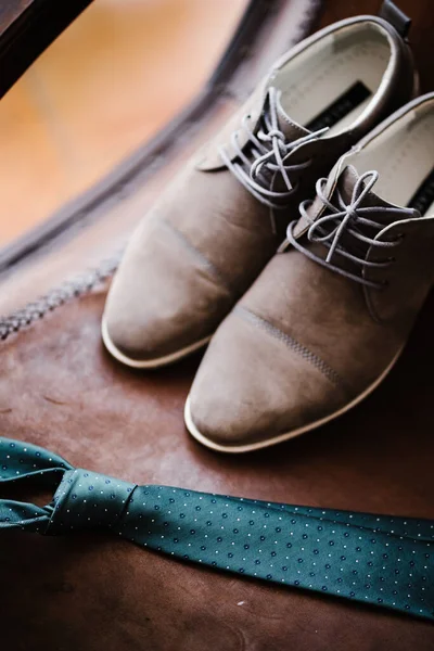 Hombres corbata verde oscuro y zapatos marrones sobre un fondo marrón . — Foto de Stock