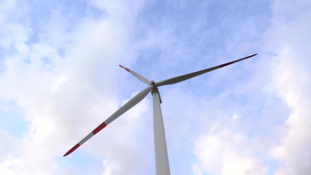 Um close-up das lâminas da enorme turbina eólica lavada contra o céu . — Vídeo de Stock