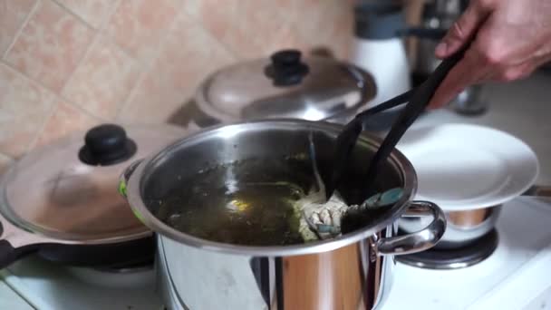 調理人は生きた青いカニを沸騰した水の鍋に入れます. — ストック動画